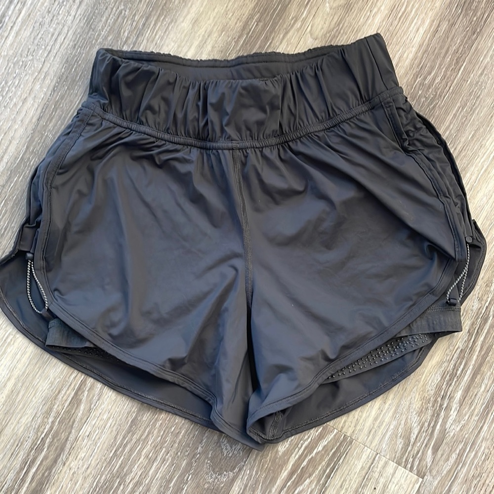 Lululemon Strides Ahead high rise shorts 4” size 4 graphite grey